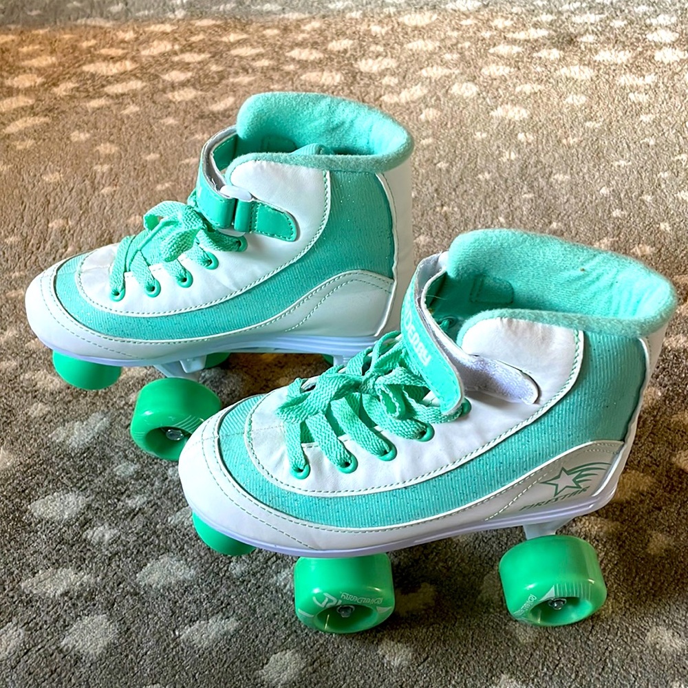 Roller Derby Firestar Girl’s Roller Skates - Size 1 - Green/white color.